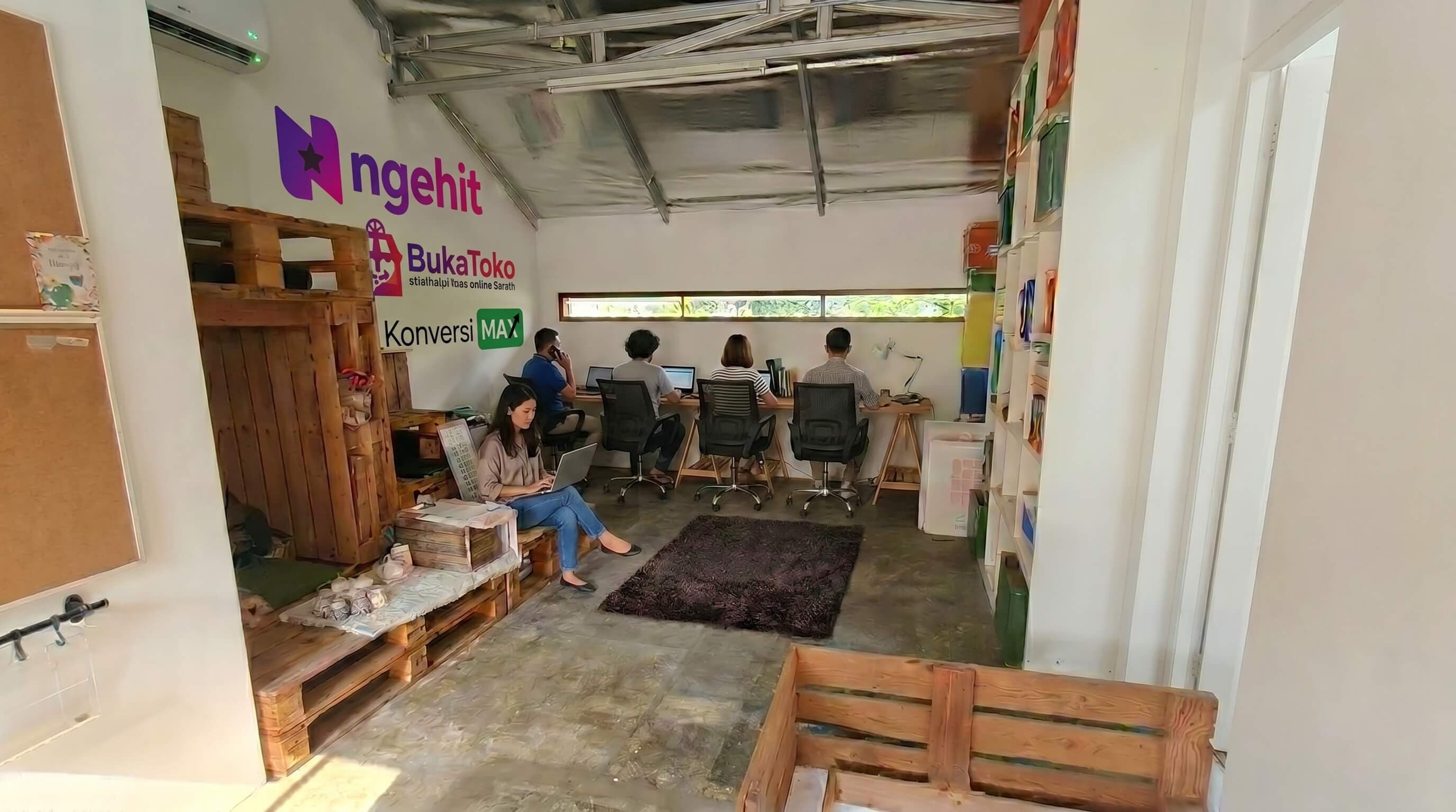 Kantor Akses Digital Indonesia — tim bekerja di depan mural Digital Marketing